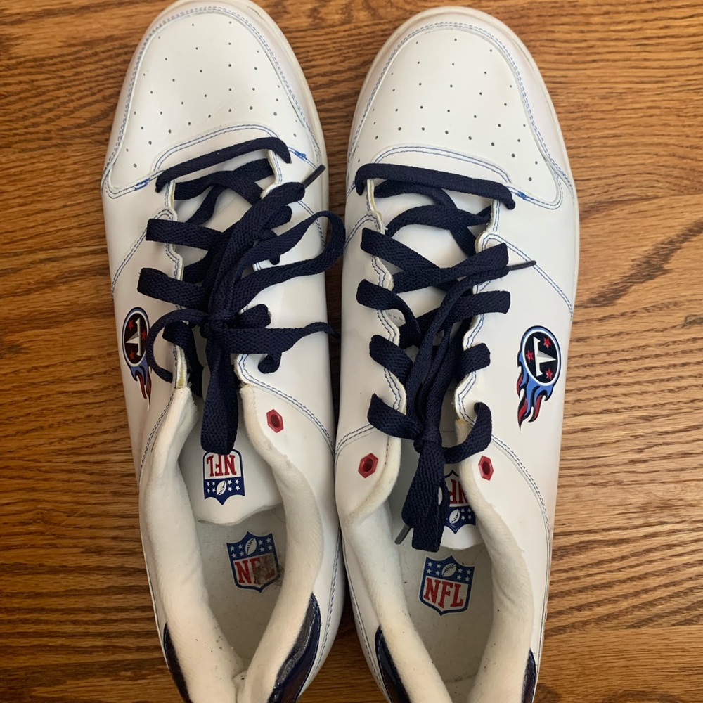 Men’s tennis shoes